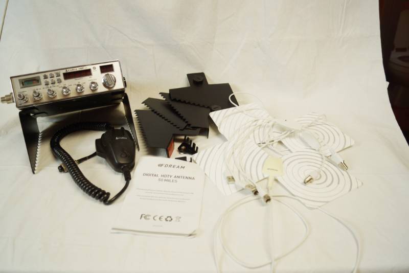 lot 2095 image: Lot of Misc. Items - CB Radio, HD Antennas