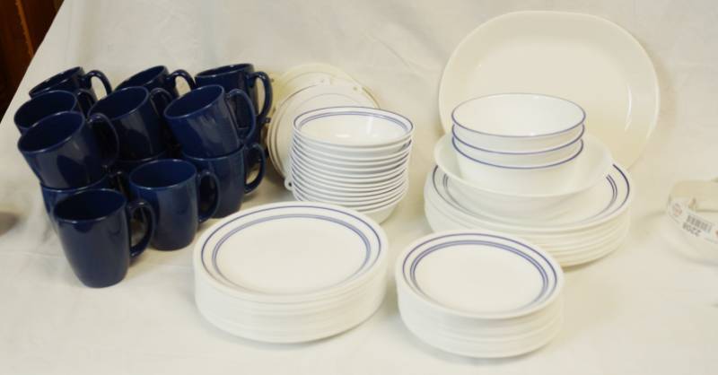 lot 2200 image: Lot of Corelle Dinnerware - Nice