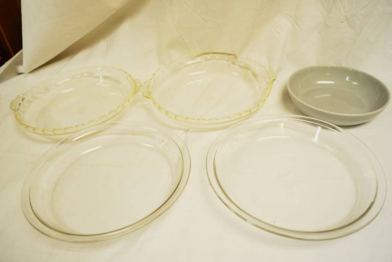 lot 2202 image: Lot of Kitchenware - Glass Pie Plates and Bowl