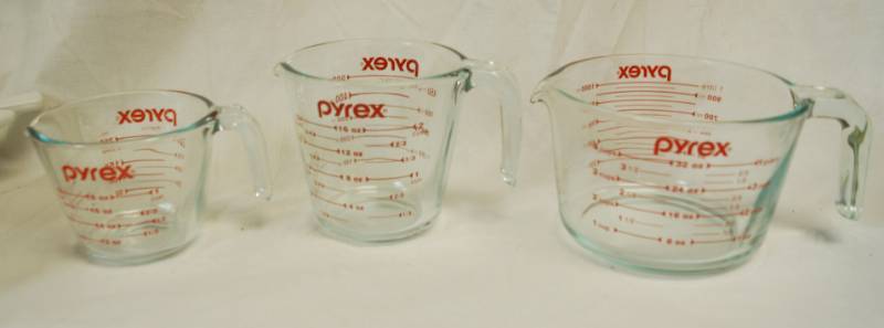 lot 2204 image: Lot of 3 Pyrex Measuring Cups