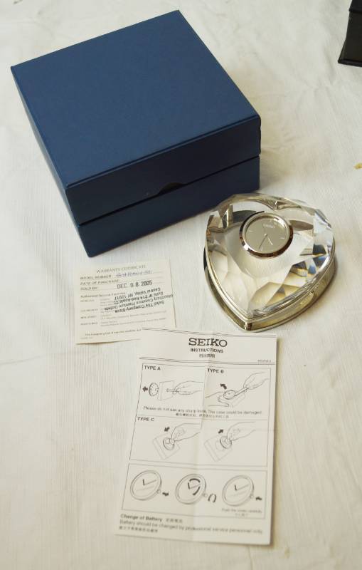 lot 2216 image: GIFT ALERT Seiko Crystal Heart Desk Clock - New in box GORGEOUS
