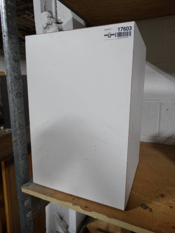 lot 17603 image: White pedestal.