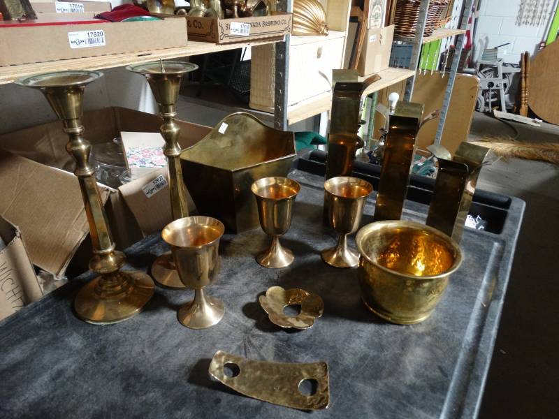lot 17605 image: Large lot of various brass decor.