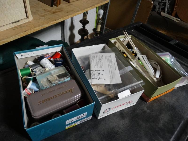 lot 17610 image: Lot of of various sewing items.