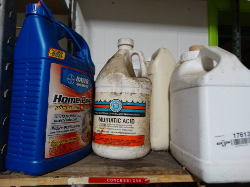 lot 17613 image: Lot of paint, ice melt, & chemicals.