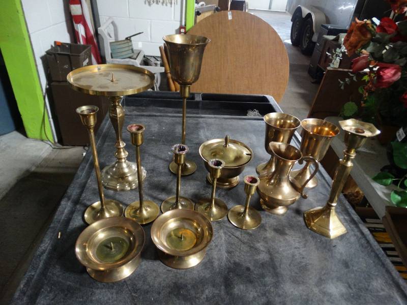 lot 17618 image: Lot of various brass decor.