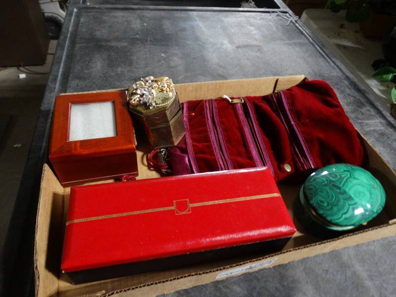 lot 17620 image: Lot of jewelry boxes, & wallets.