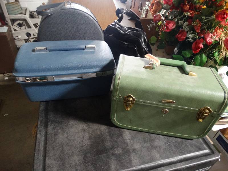 lot 17621 image: Lot of hat bagwhat, 2 cases, & purse.