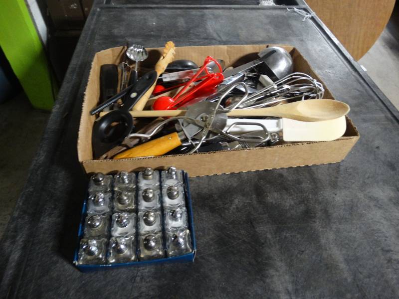 lot 17622 image: Lot of various utensils.