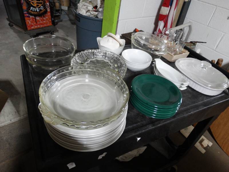 lot 17627 image: Large lot of kitchen glassware.