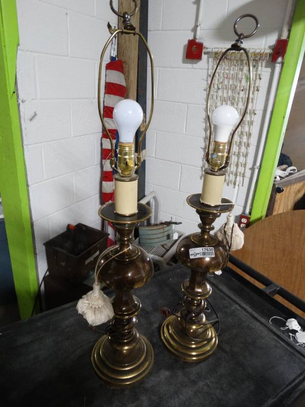 lot 17630 image: Matching lamps.