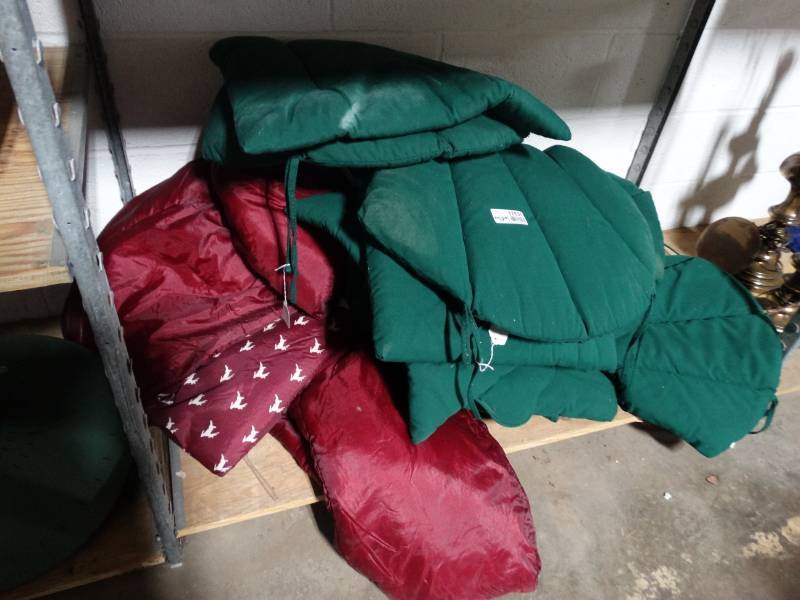 lot 17631 image: Lot of cushions.