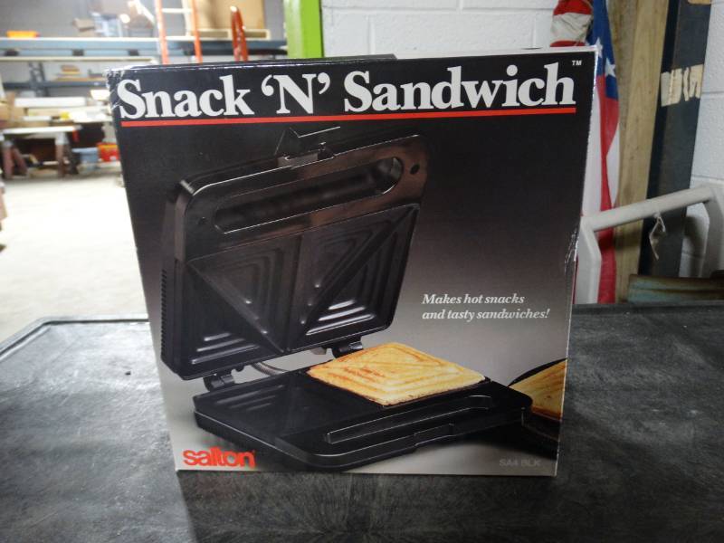 lot 17638 image: Salton snack N sandwich maker.