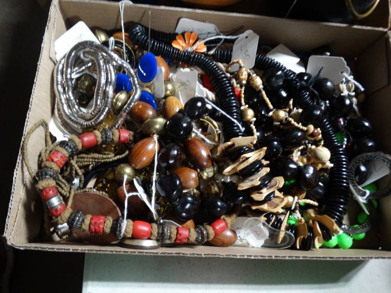 lot 17642 image: Lot of costume jewelry.