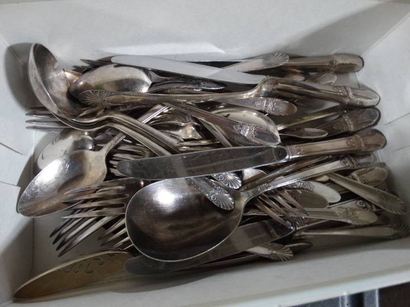lot 17652 image: Lot of silverware.