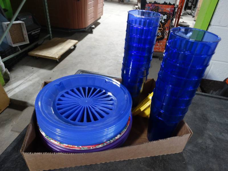 lot 17657 image: Lot of plasticware.