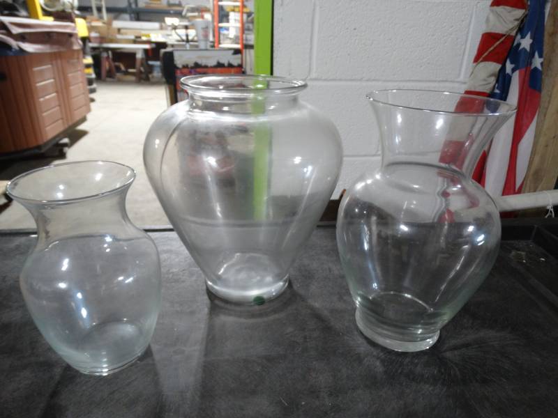 lot 17660 image: Lot of large vases.