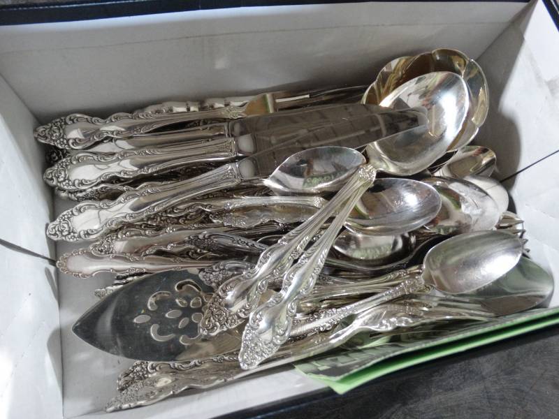 lot 17662 image: Lot of silverware.