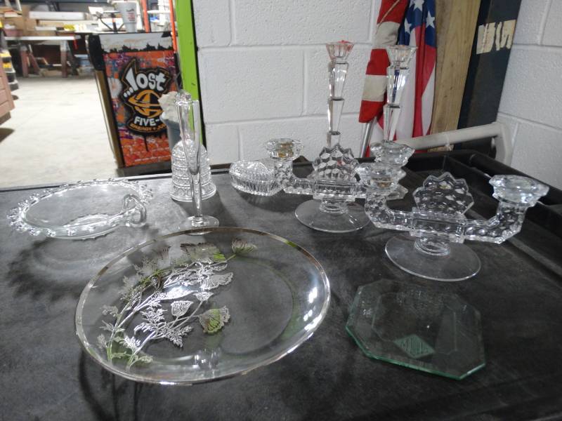 lot 17663 image: Lot of glassware.