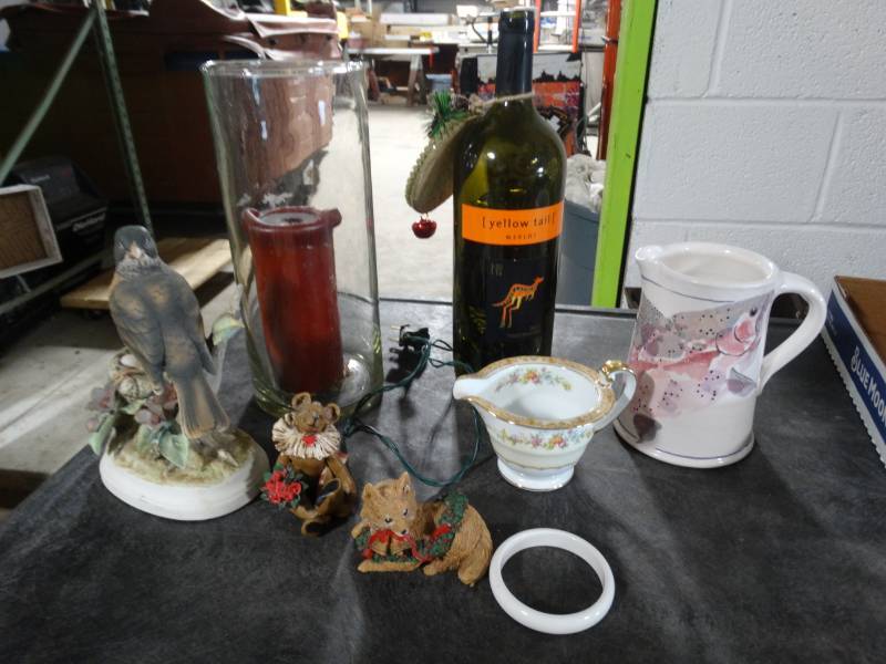 lot 17664 image: Lot of home decor.