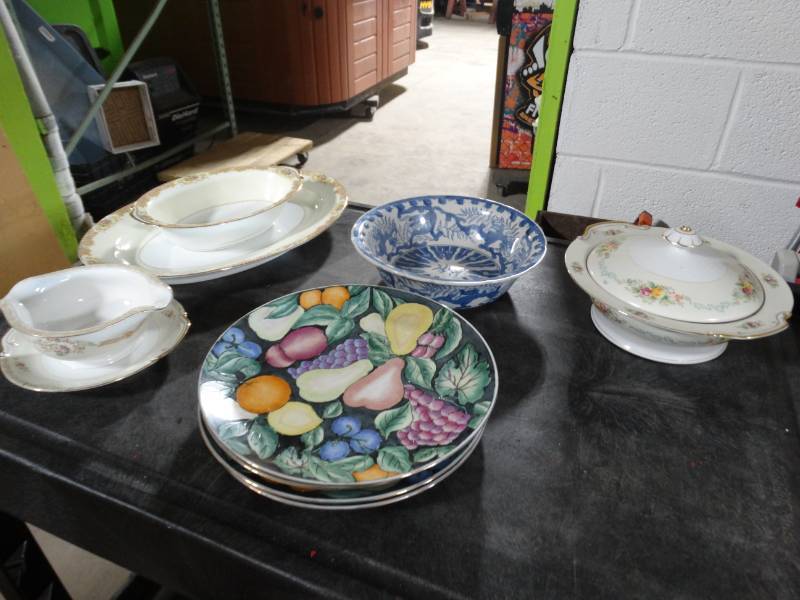 lot 17666 image: Lot of decor glassware.