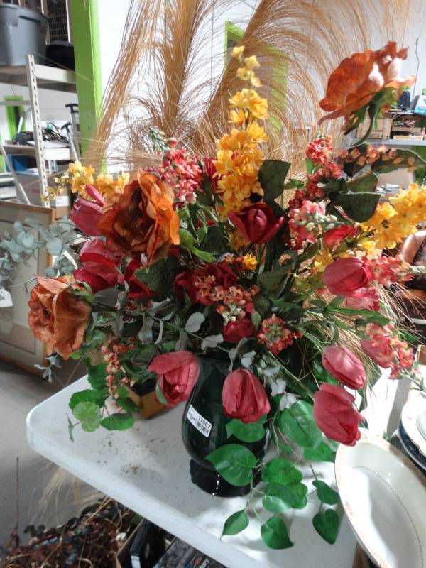 lot 17667 image: Lot of flower vases wfaux flowers.
