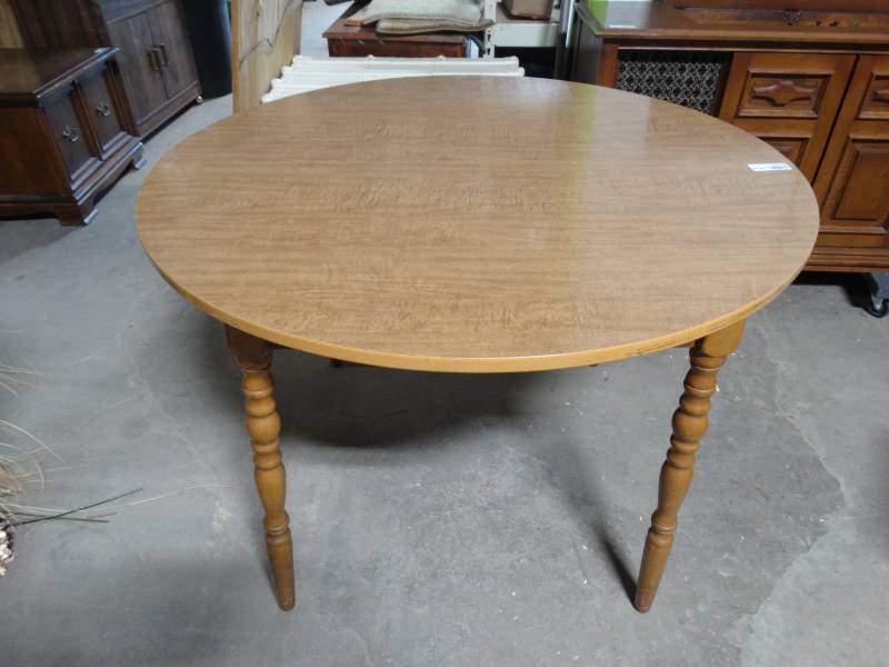 lot 17675 image: Dinner table.