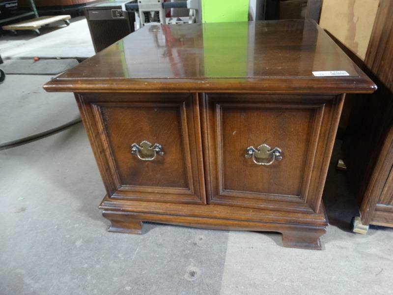 lot 17676 image: Coffee table wunder storage.