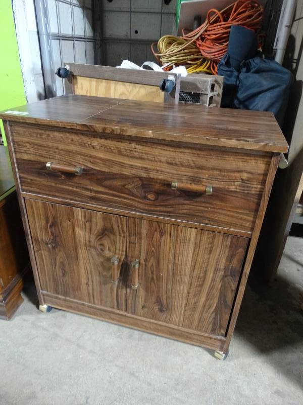 lot 17677 image: Small bar on wheels.