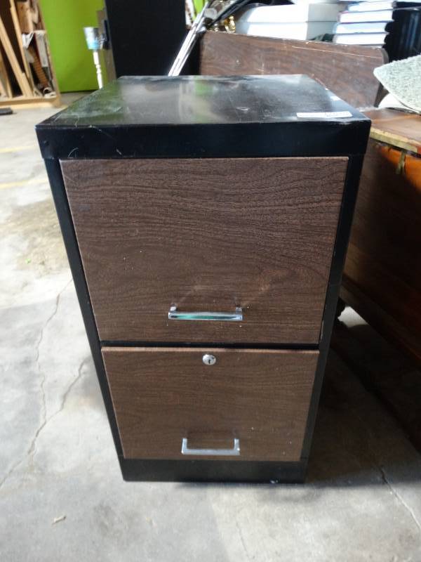 lot 17679 image: Metal 2 drawer file cabinet.