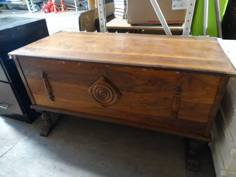 lot 17680 image: Nice vintage rised chest.