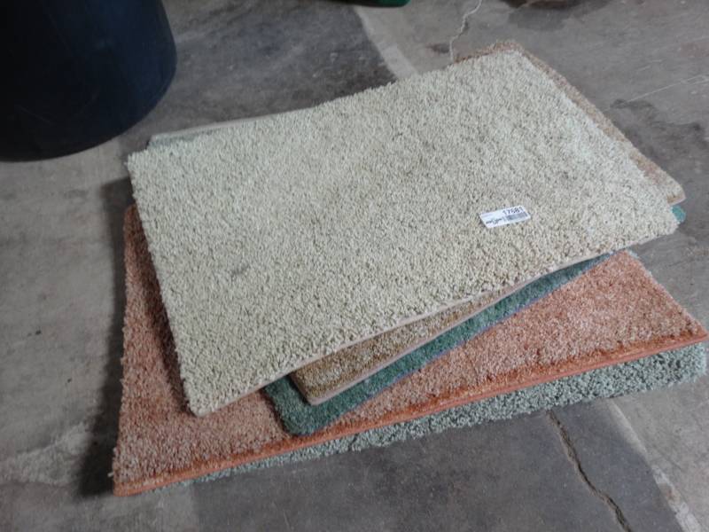 lot 17681 image: Lot of bathroom mats.