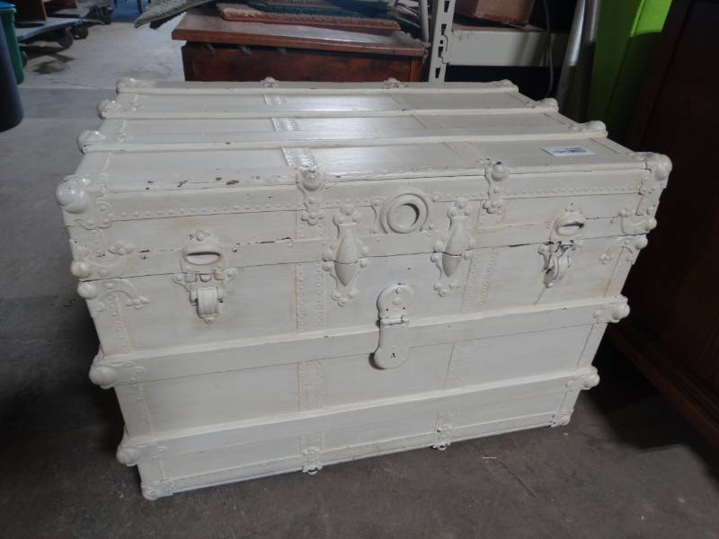 lot 17682 image: Nice vintage white chest.