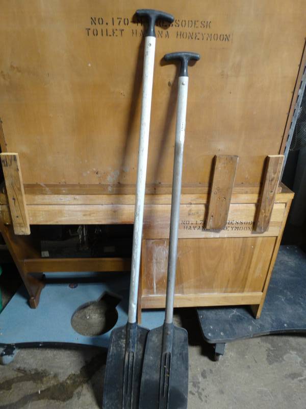 lot 17683 image: Pair of oars.