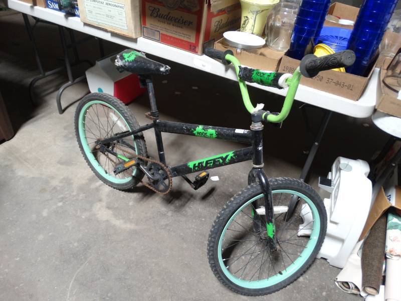 lot 17684 image: Huffy rock it kids bike.