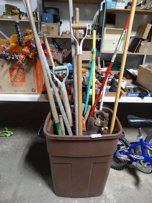 lot 17686 image: Trashcan wlong handle yard tools.