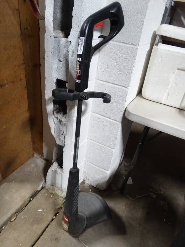 lot 17690 image: Toro 15 trimmer edger & black & decker 18 hedge trimmer.