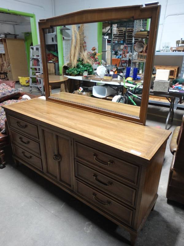 lot 17693 image: Wooden dresser w9 drawer & mirror.