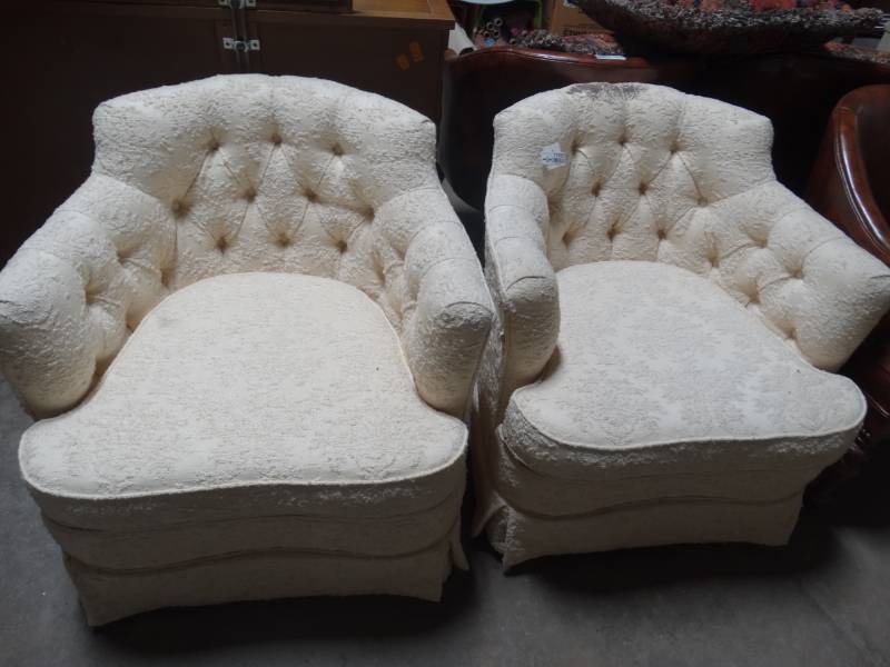 lot 17695 image: Matching white chairs on weels.