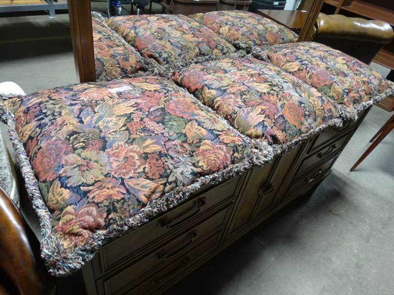 lot 17697 image: 3 Decor pillows.