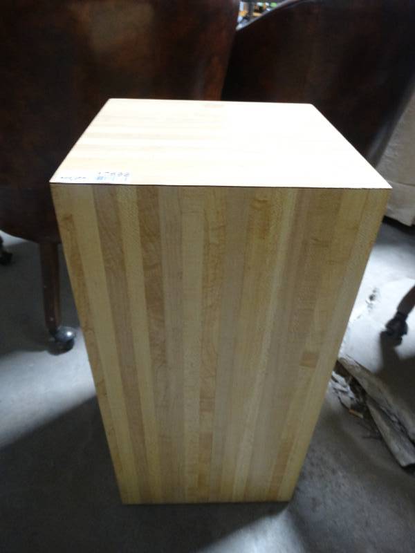 lot 17698 image: Pedestal stand.
