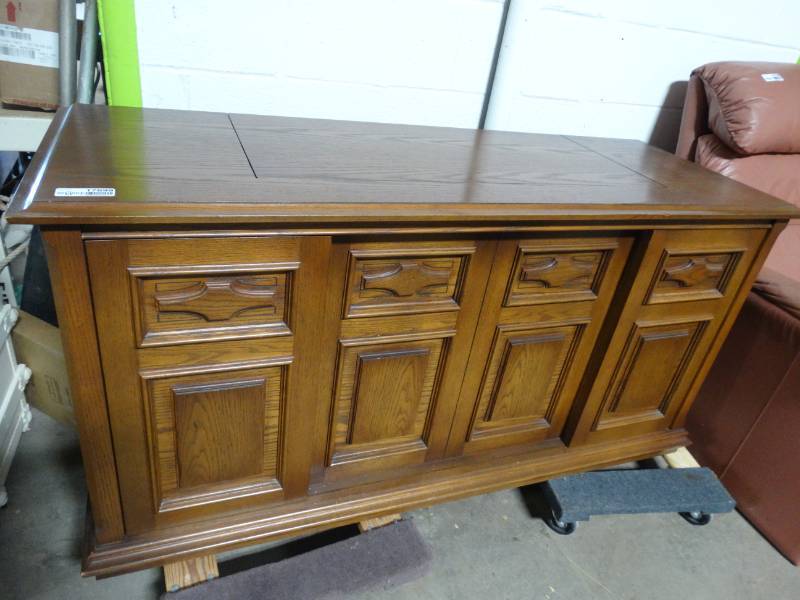 lot 17699 image: Vintage electrohome solid state radio cabinet.