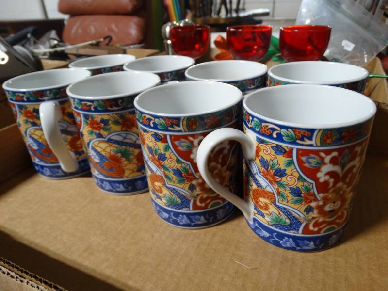 lot 17706 image: Lot of 8 matching decor coffee mugs.