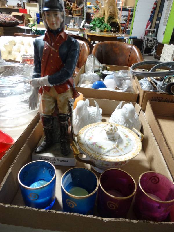 lot 17708 image: Lot of home decor.