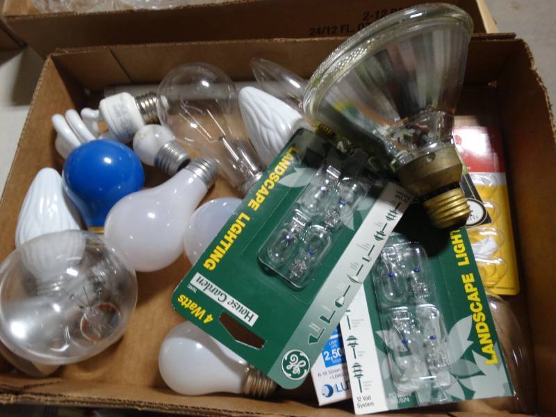 lot 17709 image: Lot of light bulbs.