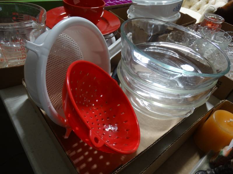 lot 17710 image: Lot of glass bowls, & 2 strainers.
