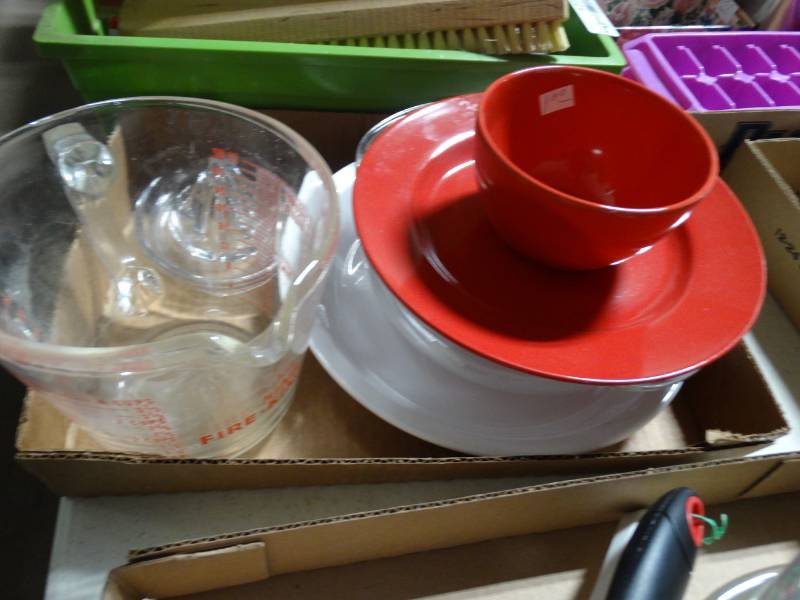 lot 17712 image: Lot of glassware.