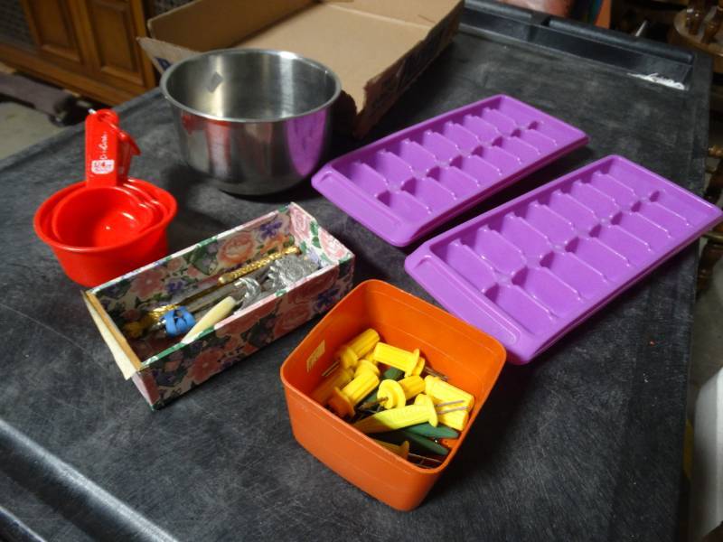 lot 17715 image: Lot of ice trays, measuring spoons, metal bowl & more.