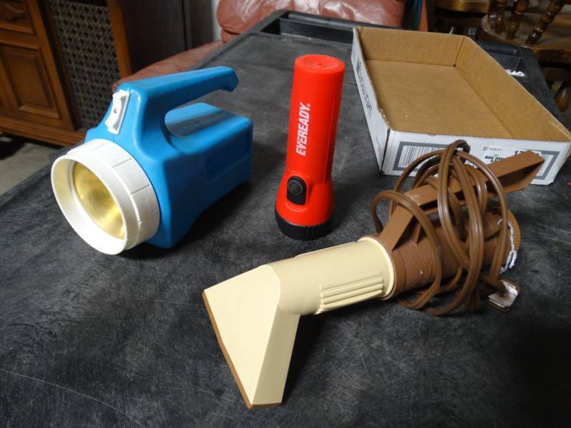 lot 17716 image: 2 Flashlights.