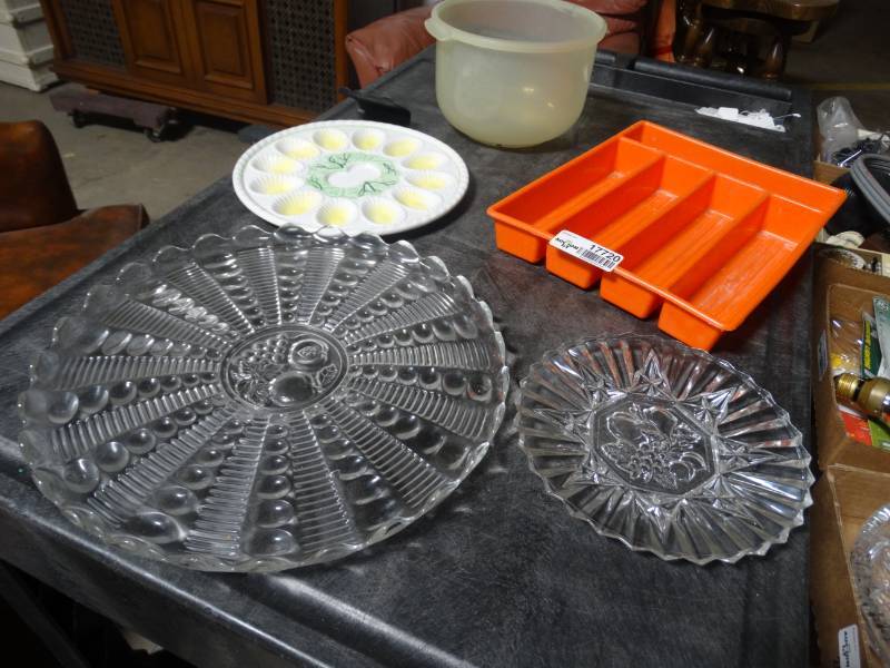 lot 17720 image: Lot of kitchen ware.